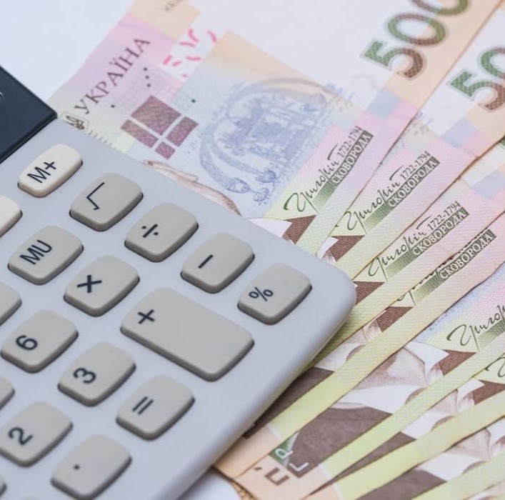 Підприємці, що постраждали внаслідок ракетних ударів, будуть звільнені від сплати податку на нерухомість та земельного податку