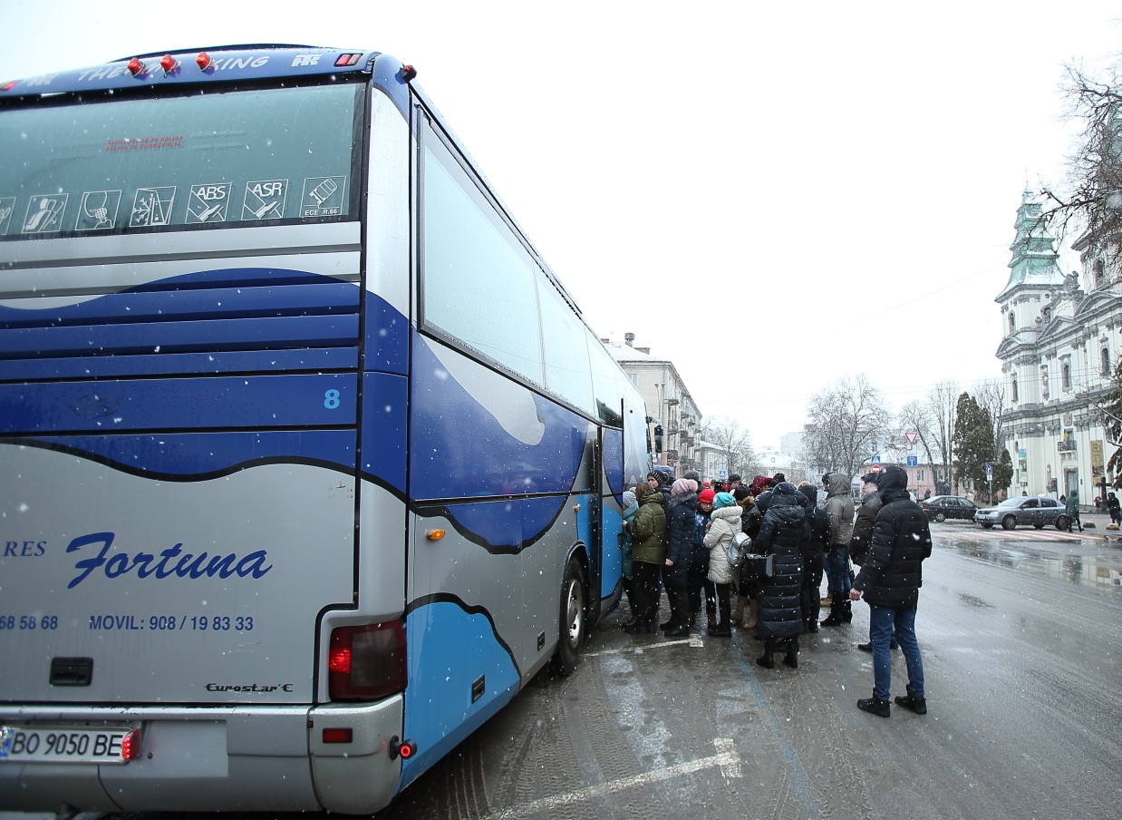 80 дітей пільгових категорій населення з Тернополя відправилися на відпочинок у Карпати