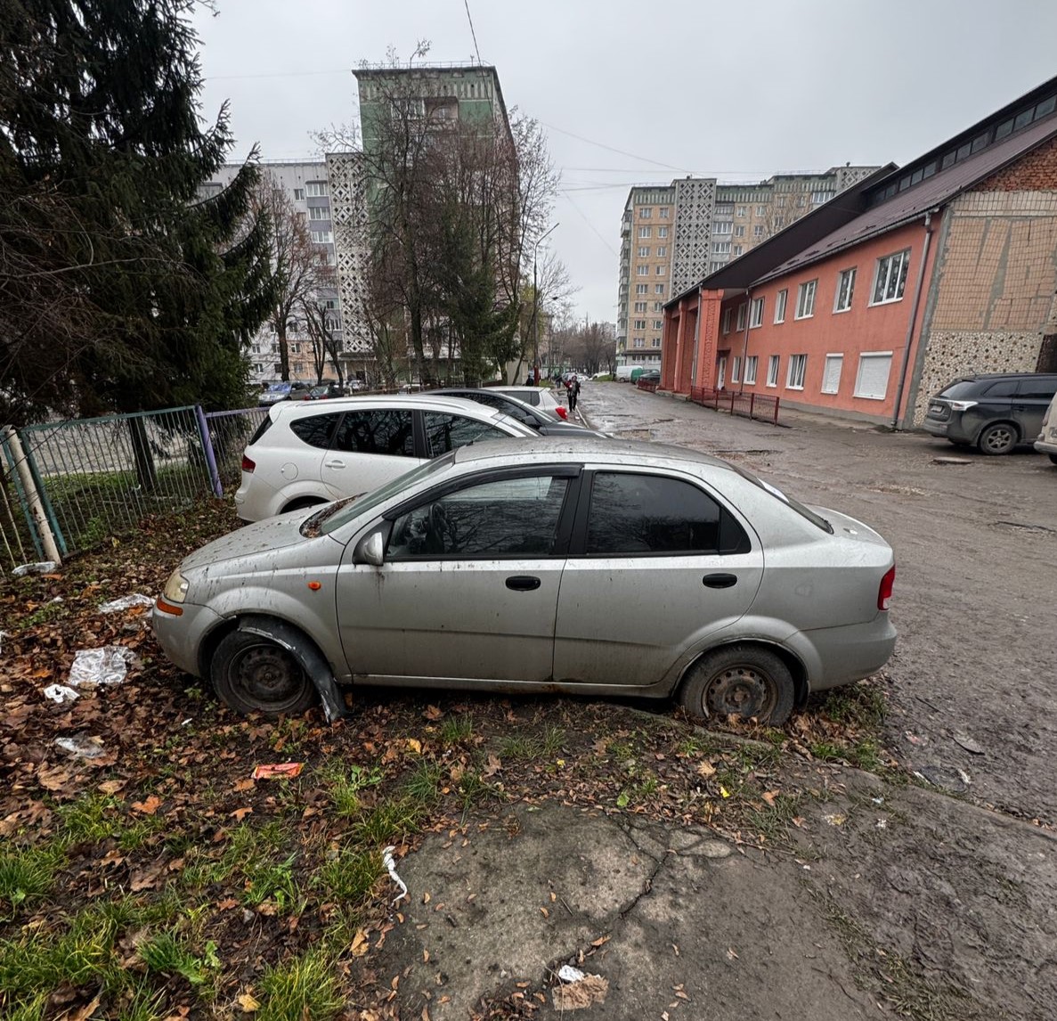 Власників покинутих автомобілів просять забрати транспорт з вулиць Тернополя
