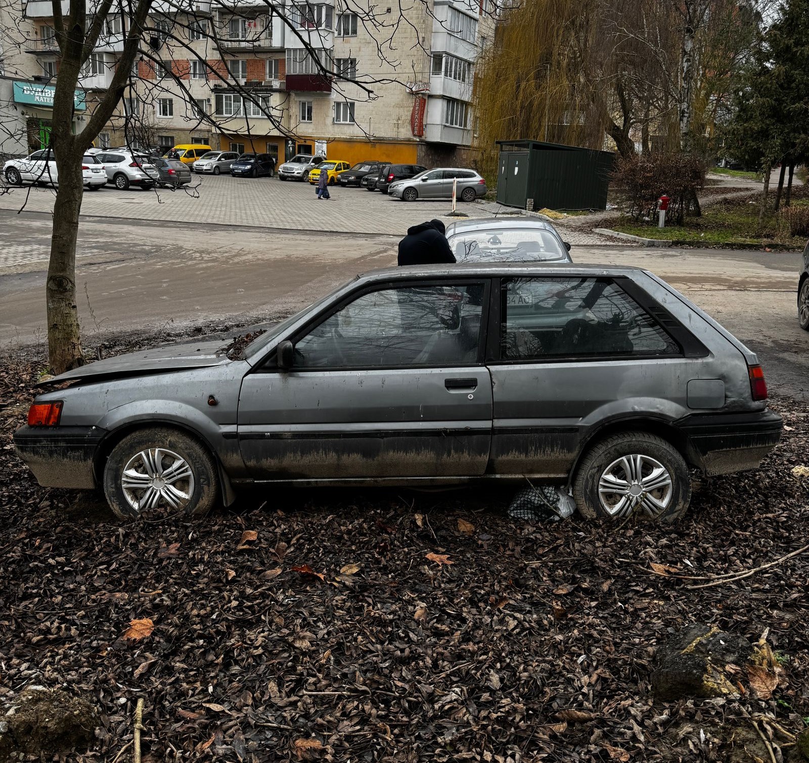 У Тернополі власників покинутих автомобілів просять прибрати транспорт з вулиць