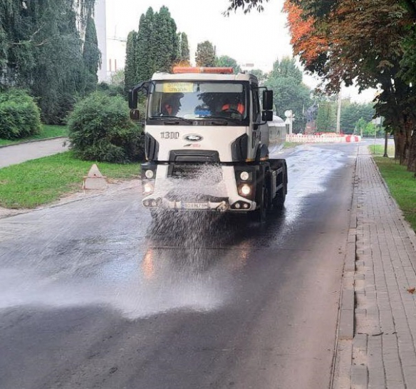 У спекотні дні на вулицях Тернополя працюють поливальні машини