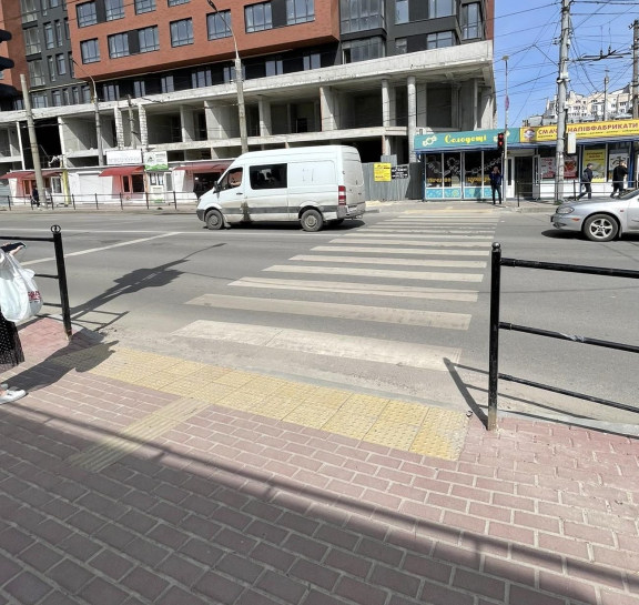 Завершено роботи з пониження тротуарів на вул. Торговиця - вул. Андрея Шептицького у Тернополі