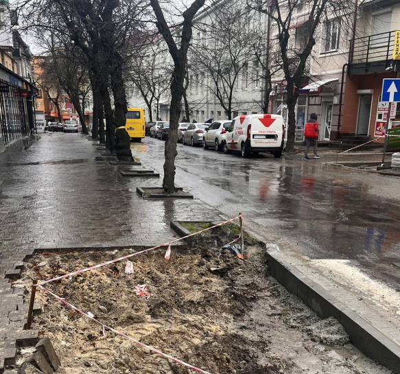 У Тернополі на вул. Князя Василя Костянтина Острозького розпочали роботи з пониження тротуарів