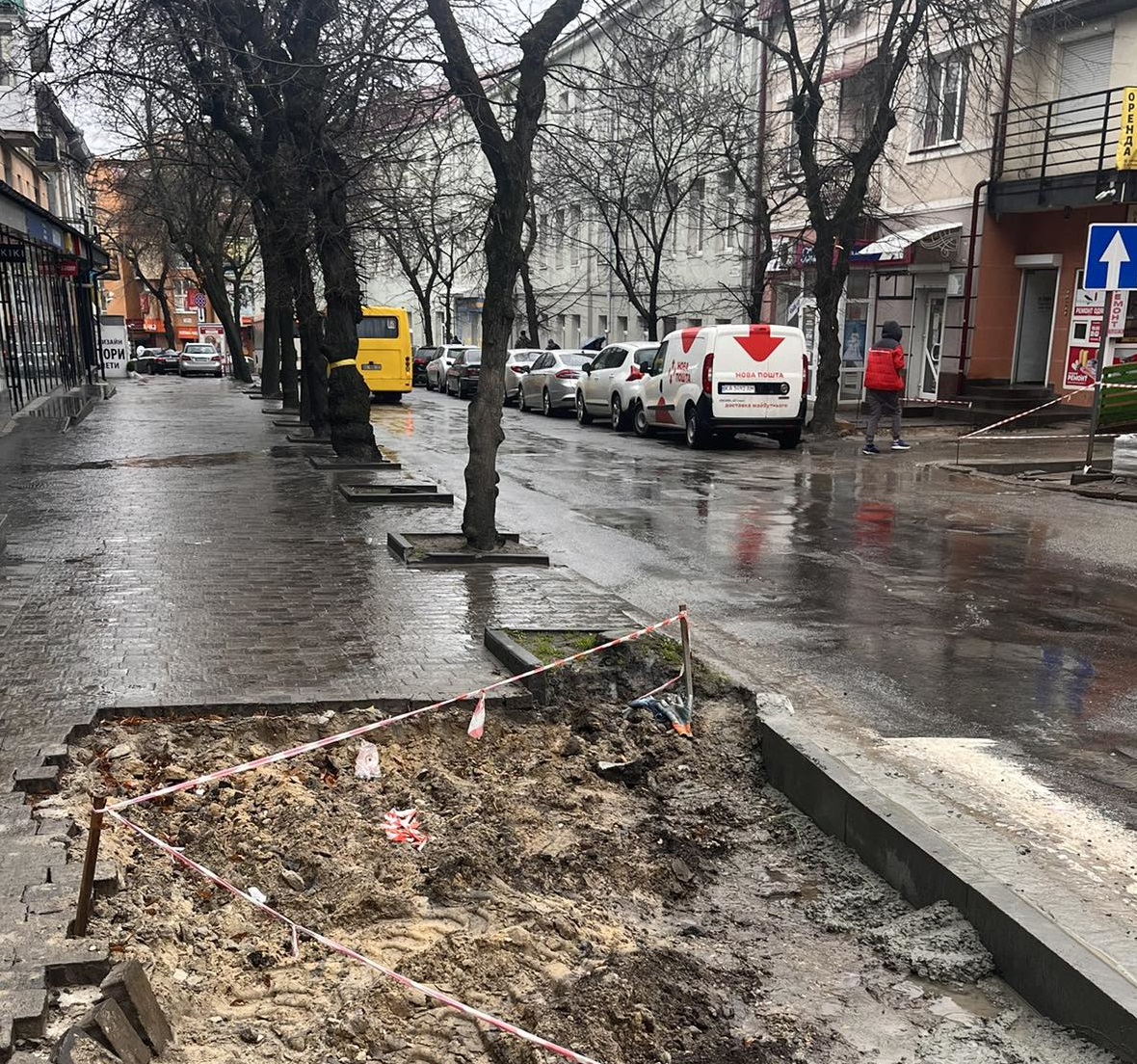 У Тернополі на вул. Князя Василя Костянтина Острозького розпочали роботи з пониження тротуарів