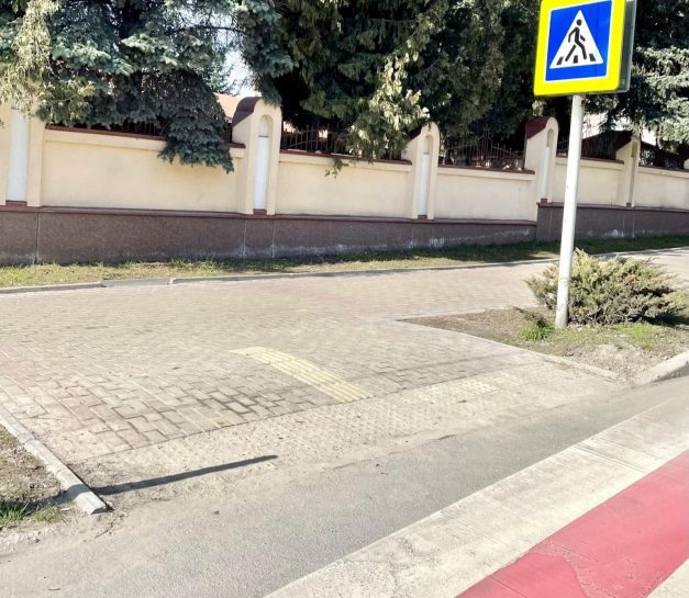 У Тернополі тривають роботи з пониження тротуарів на трьох переходах