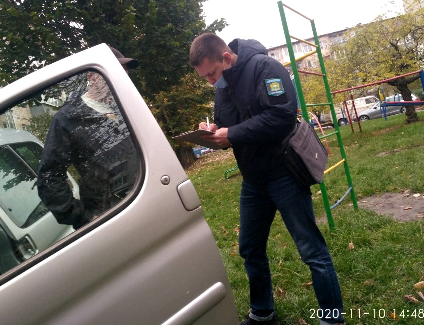 На водія, що припаркував транспортний засіб у Тернополі на дитячому майданчику, складено адмінпротокол