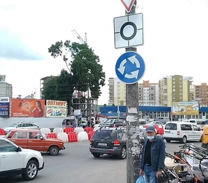 На перетині вулиць Митрополита Шептицького – Оболоня – Білогірська влаштовують постійний круговий рух транспорту