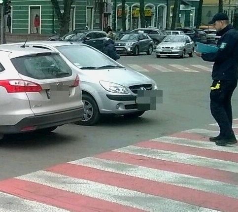 Більше 50-ти постанов за порушення правил зупинки, стоянки, паркування транспортних засобів винесено у Тернополі впродовж трьох днів
