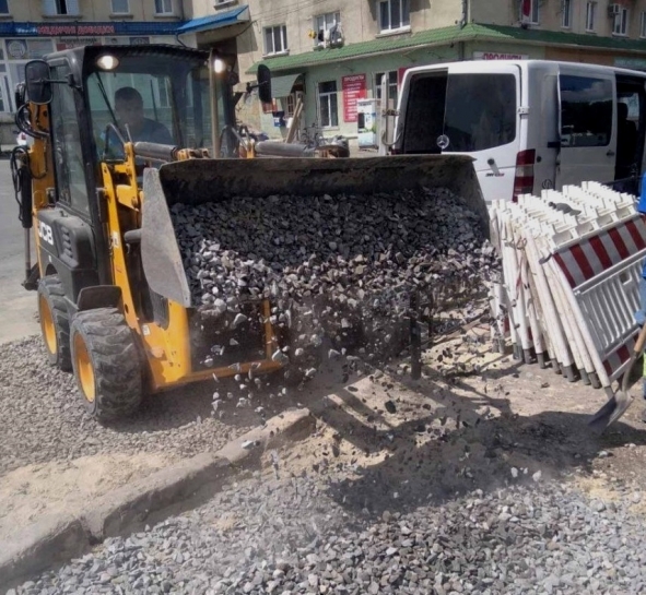 У різних мікрорайонах Тернополя тривають локальні поточні ремонти дорожнього покриття