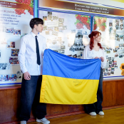 Міський голова Тернополя передав учням школи №11 прапор-подяку від військових