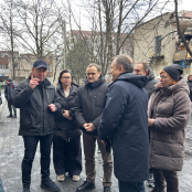 Віцепрем’єр-міністр Олексій Кулеба та міський голова Сергій Надал оглянули місця ракетних ударів у Тернополі та поспілкувалися з постраждалими мешканцями
