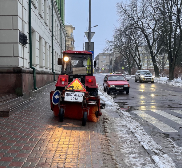 Цієї ночі 23 одиниці спецтехніки очищали Тернопіль від мокрого снігу