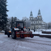 До нічного прибирання вулиць Тернополя від снігу було залучено 10 одиниць спецтехніки
