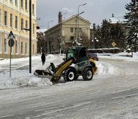 До нічного прибирання вулиць Тернополя від снігу було залучено 14 одиниць спецтехніки