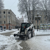 У Тернополі дороги та тротуари від ожеледиці прибирало 10 одиниць спецтехніки