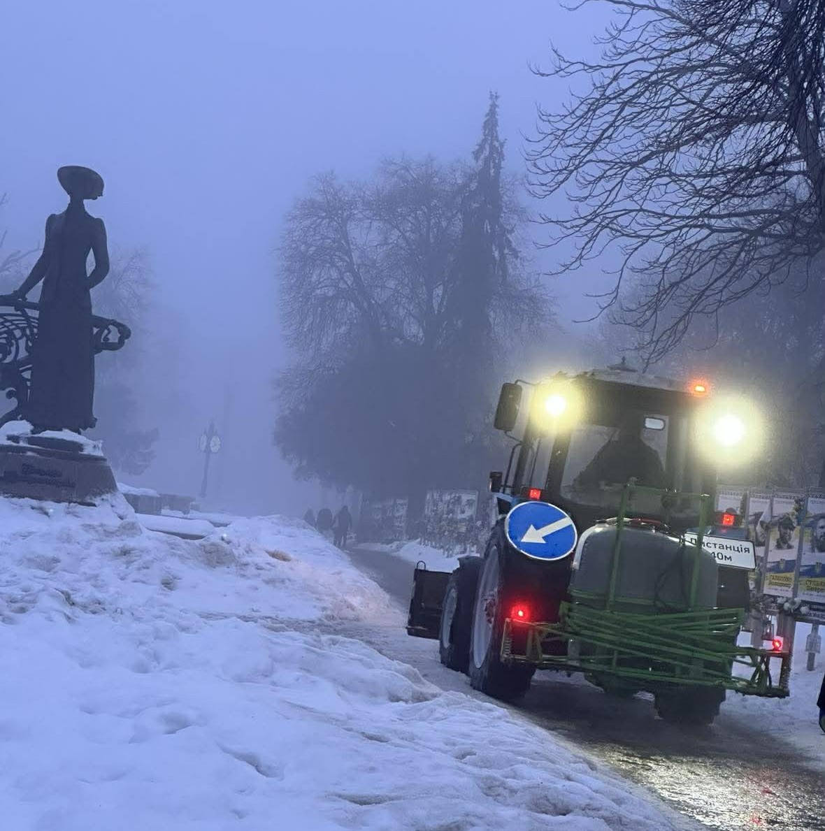 У Тернополі вночі спецтехніка посипала дороги та тротуари протиожеледною сумішшю