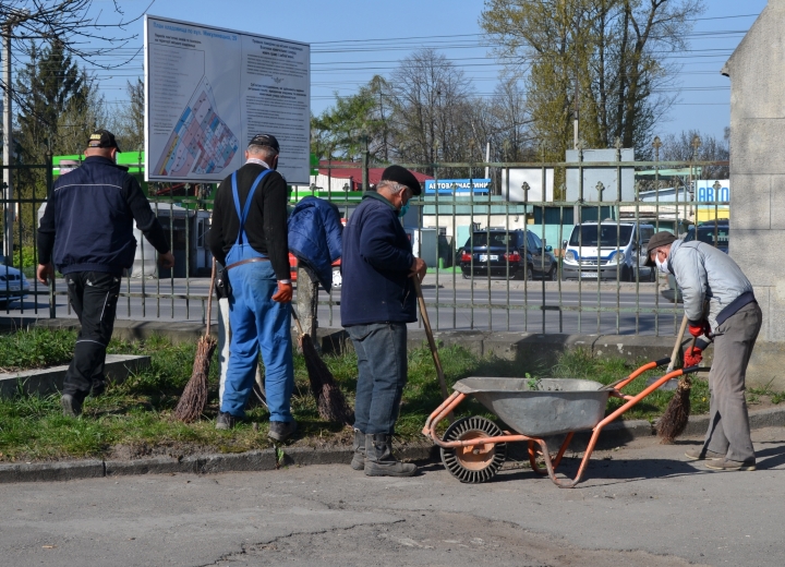 На Тернопільських кладовищах проводяться роботи з благоустрою території