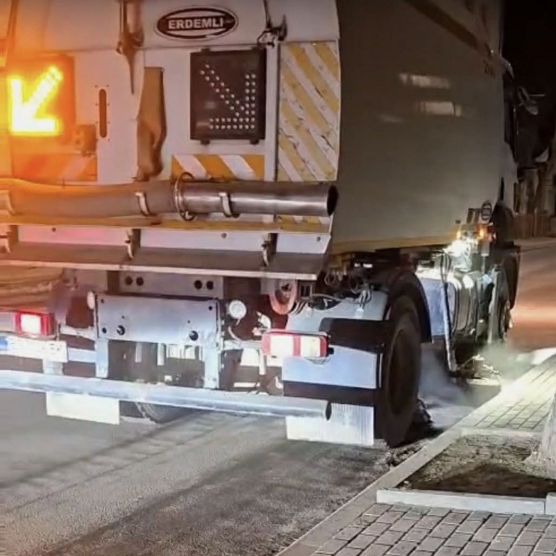 Чотири порохотяги вночі прибирали вулиці Тернополя від пилу та сміття