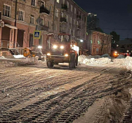 У Тернополі вночі спецтехніка прибирала та посипала дороги протиожеледною сумішшю