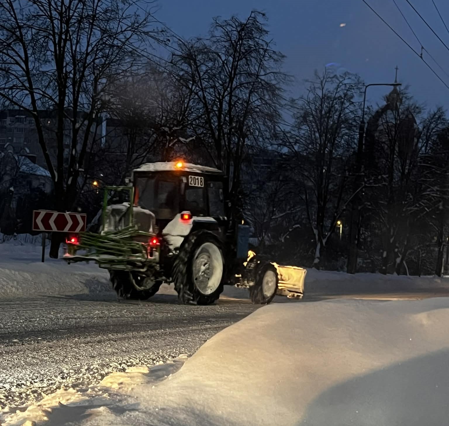 Наслідки негоди у Тернополі та селах громади цілодобово ліквідовує понад 20 одиниць спецтранспорту