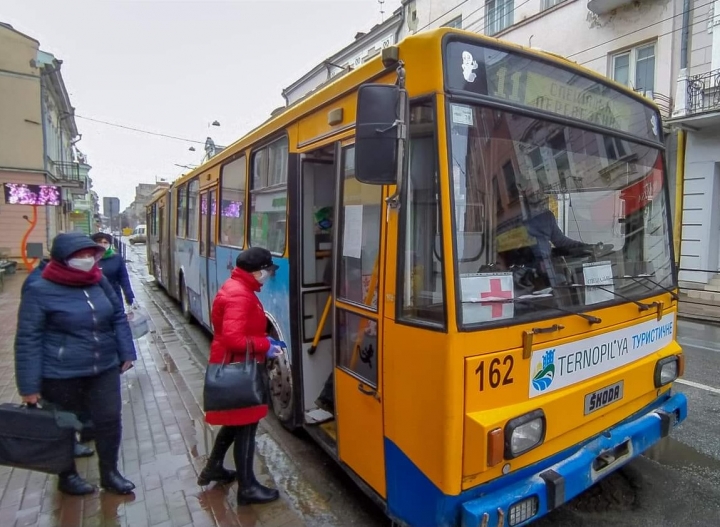 Розклади руху спеціальних перевезень тролейбусами та автобусами у робочі дні
