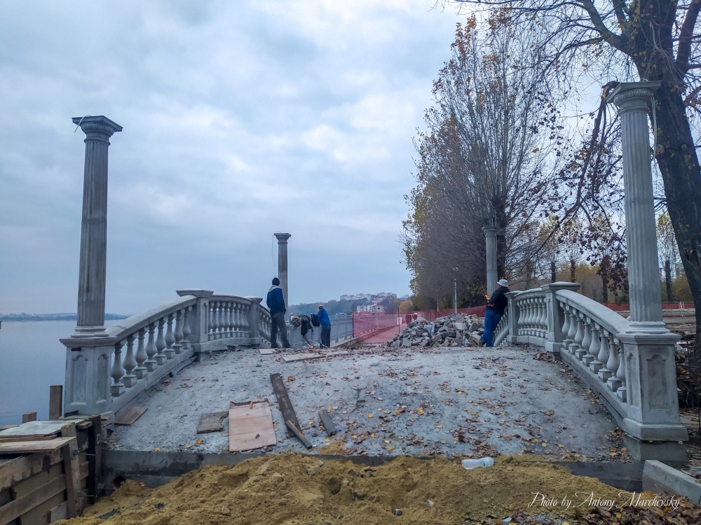 Продовжуються роботи з реконструкції дощового колектора в тернопільському парку ім. Т.  Шевченка.