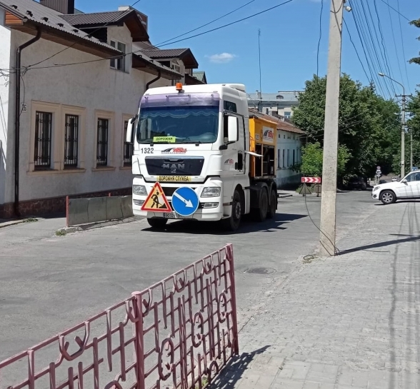 У Тернополі тривають поточні ремонти дорожнього покриття