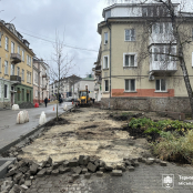 У центрі Тернополя оновлюють тротуари в межах проєкту «Рух без бар’єрів»