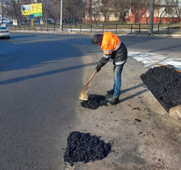 27 лютого ліквідацію аварійних вибоїн та ямковості проведуть ще на кількох вулицях Тернополя