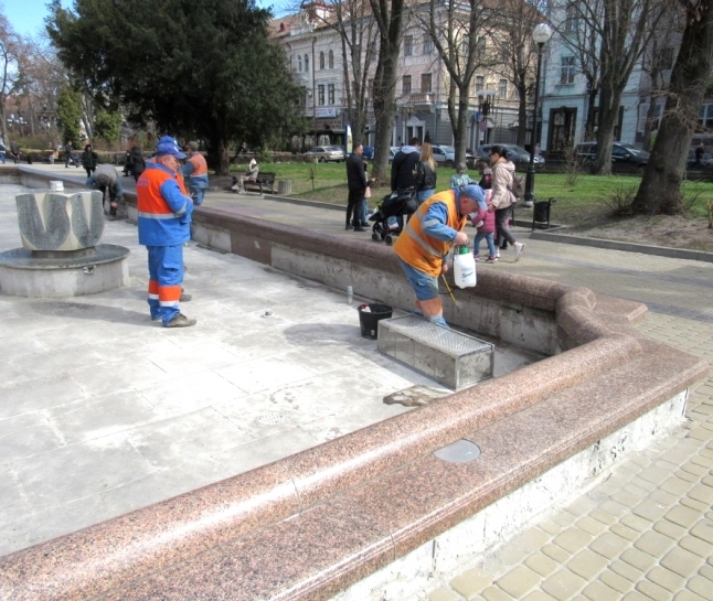 У Тернополі проводять очищення та поточний ремонт водограїв