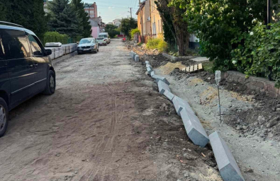У Тернополі на вулиці Івана Горбачевського триває ремонт тротуару та дорожнього покриття