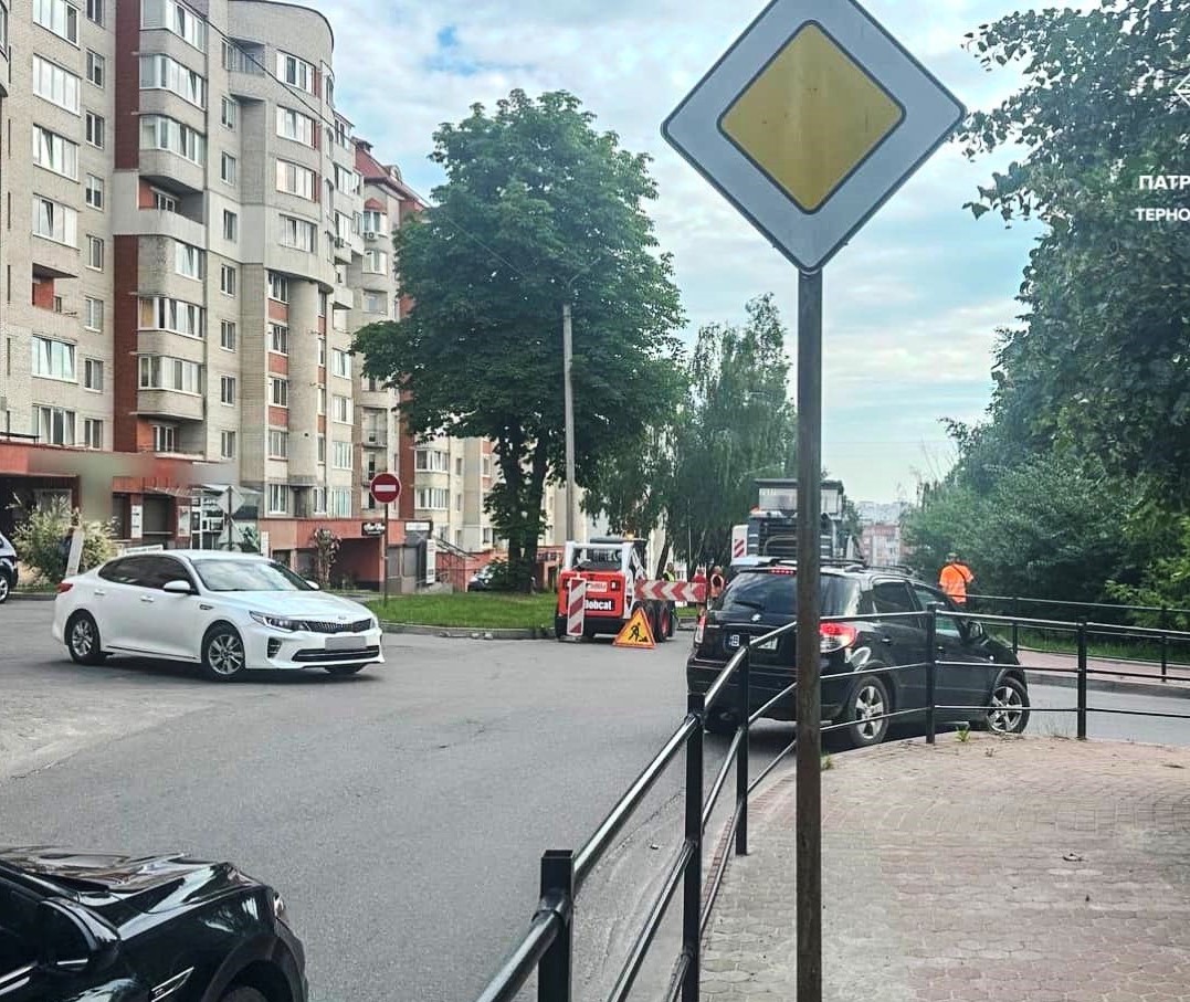 У різних мікрорайонах Тернополя триває поточний ремонт дорожнього та пішохідного покриття