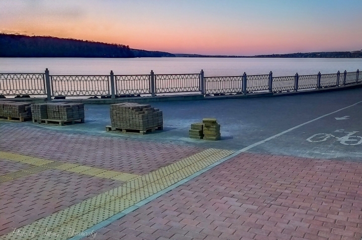 У Тернополі поблизу пішохідних переходів понижують бордюри та вкладають тактильну плитку