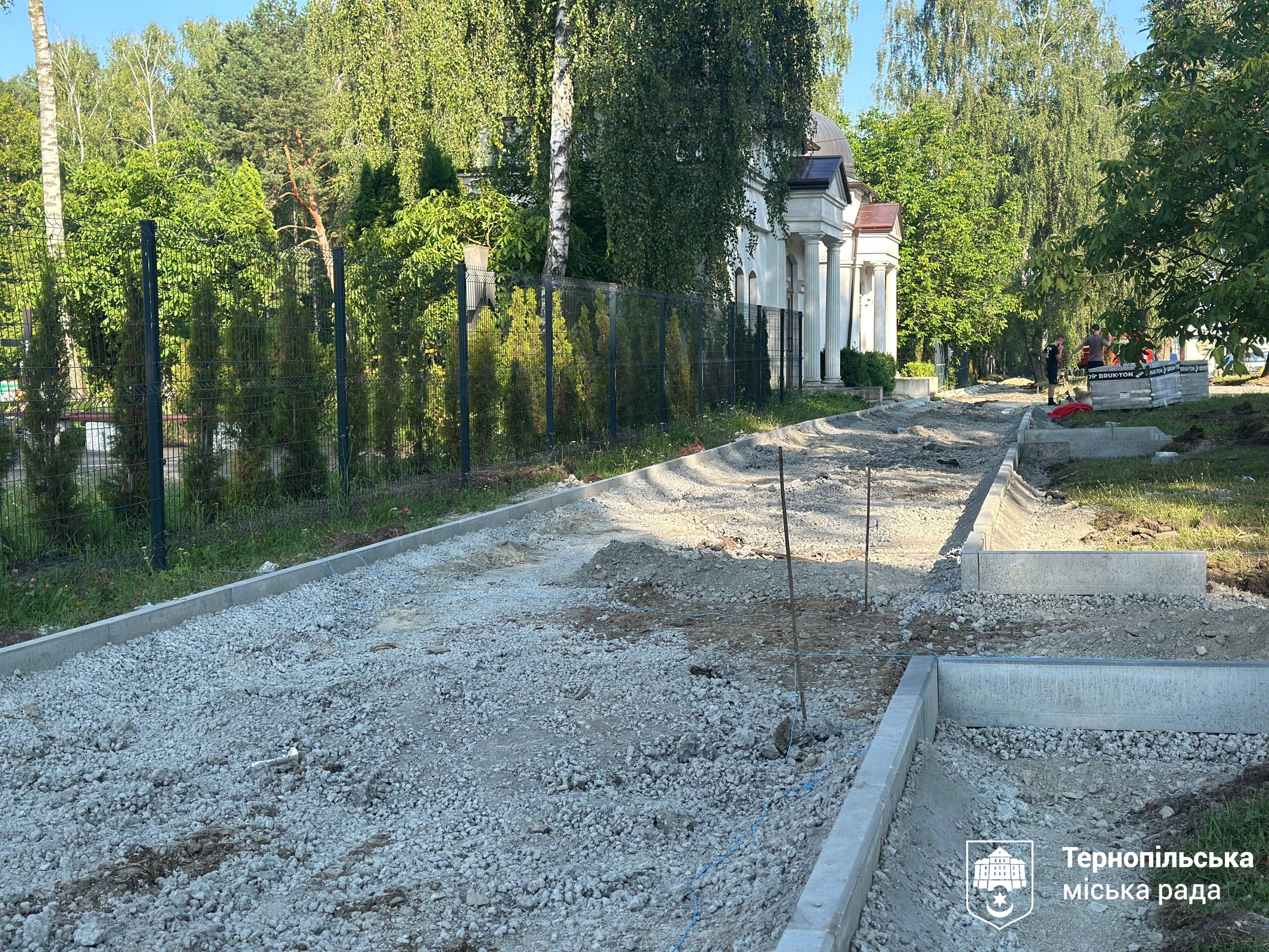 На проспекті Злуки в Тернополі розпочали ремонт тротуару за принципами безбар’єрності