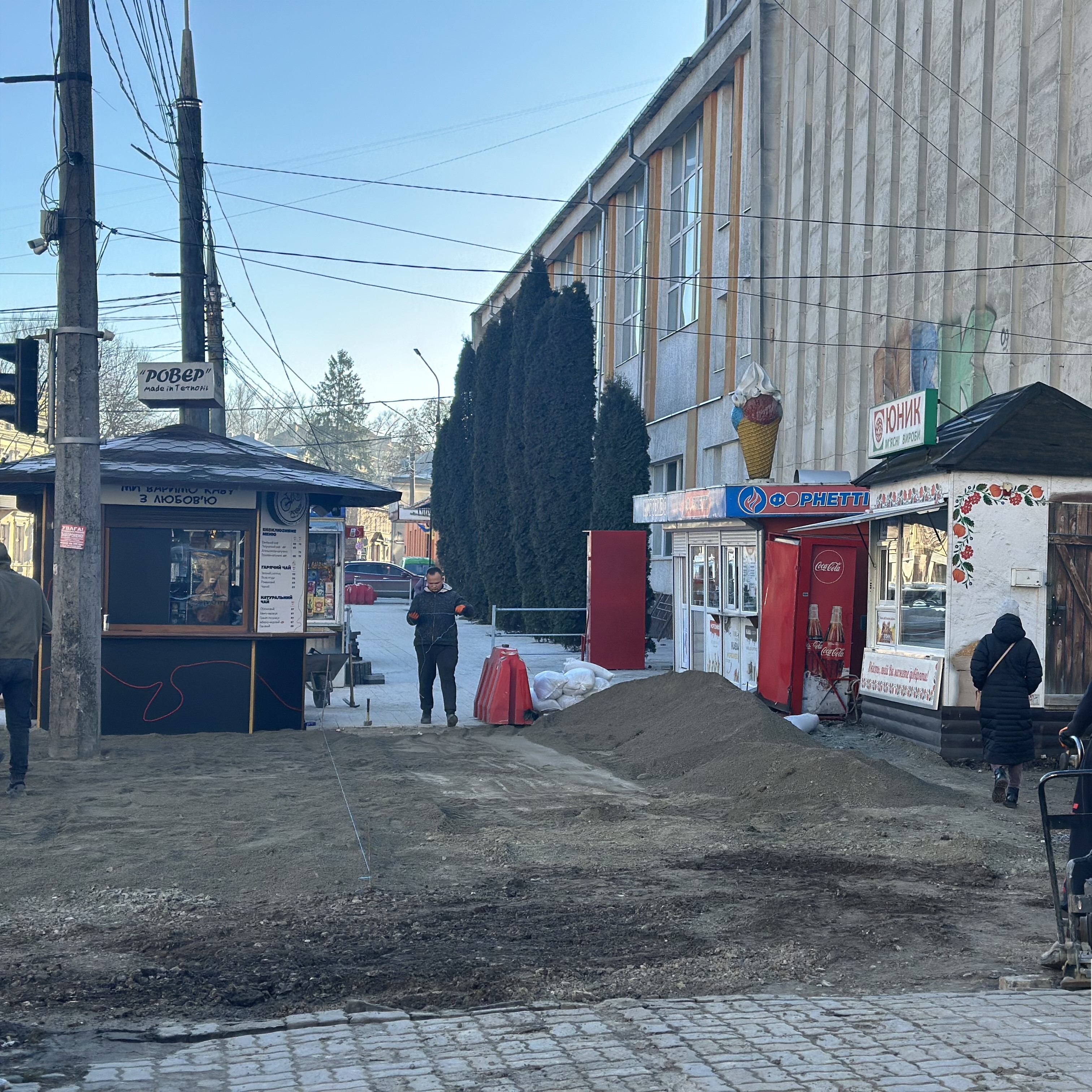 Завершуються роботи з облаштування безбар’єрного тротуару  на вулиці Князя Василя Костянтина Острозького