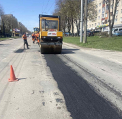 У Тернополі на двох вулицях проводиться ямковий ремонт доріг