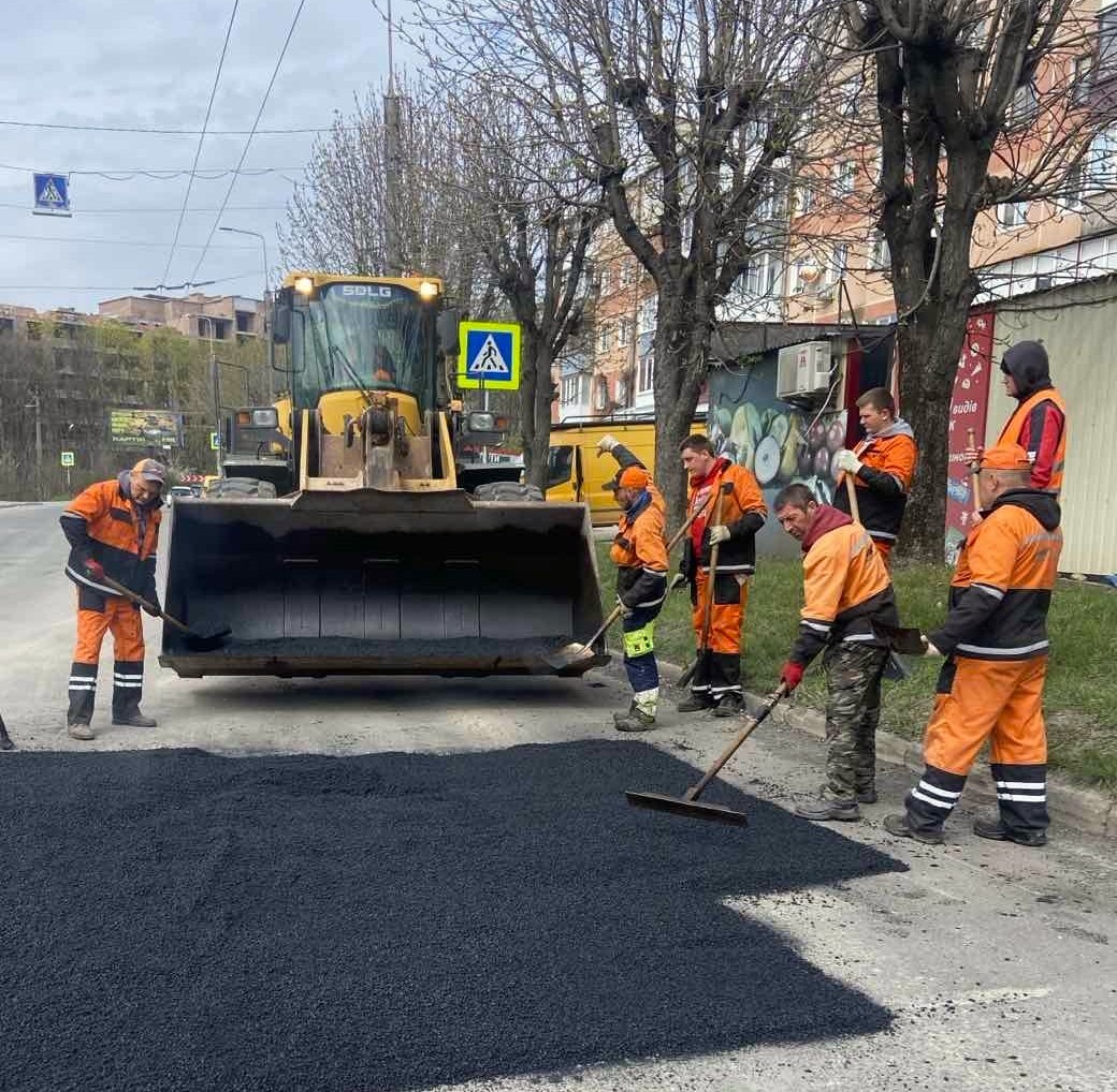 У Тернополі на декількох вулицях триває ремонт дорожнього покриття