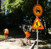 У Тернополі тривають роботи з поточного ремонту доріг та благоустрою територій