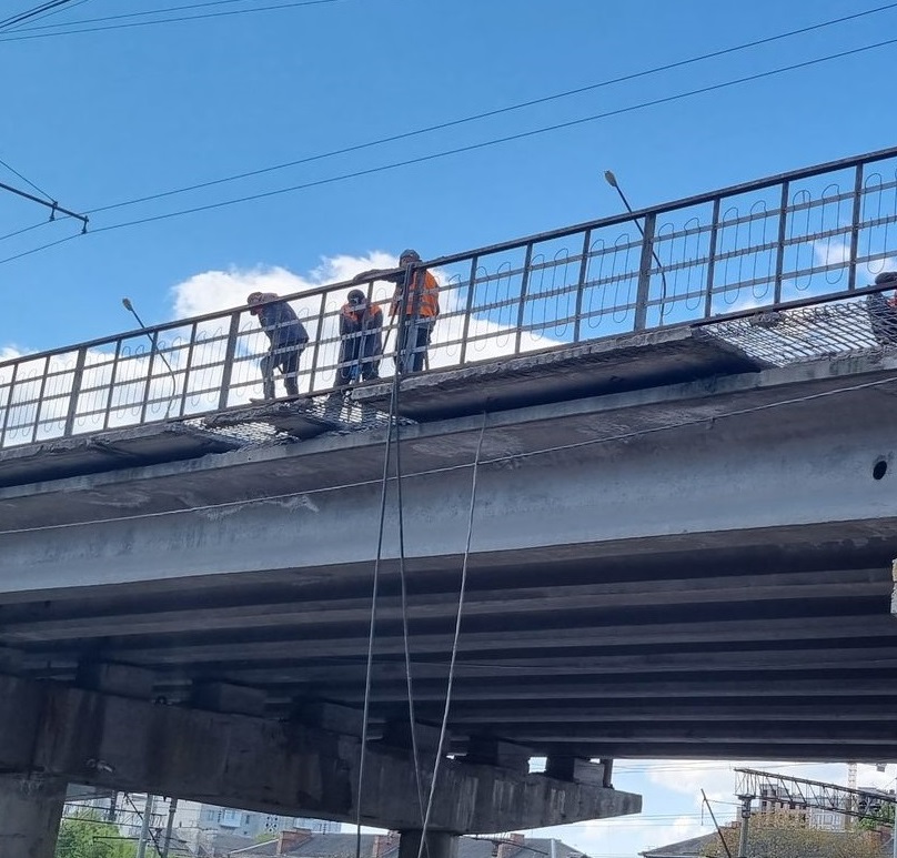 У Тернополі тривають ремонти прибудинкових територій та проїжджих частин у різних мікрорайонах