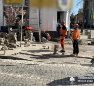 Триває поточний ремонт покриття на дорогах та у дворах Тернополя