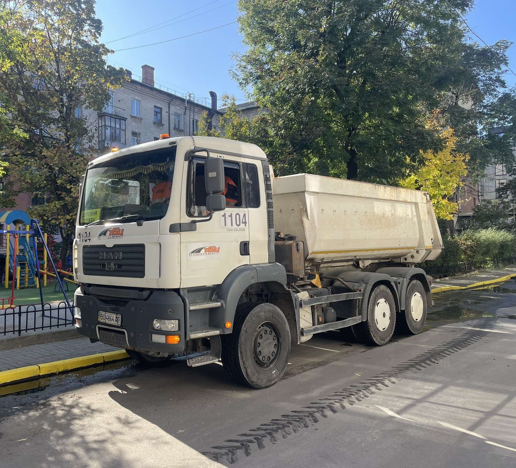 У Тернополі тривають ремонти дорожнього покриття та пониження ділянок перед пішохідними переходами