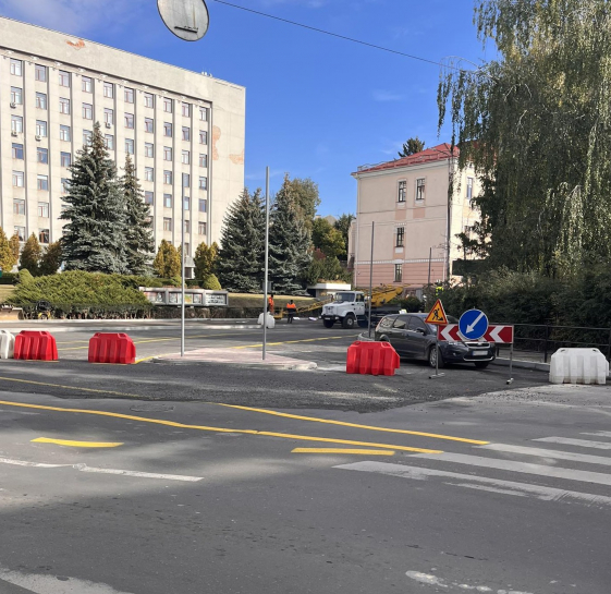 У Тернополі продовжують виконувати ремонти доріг, прибудинкових територій та тротуарів