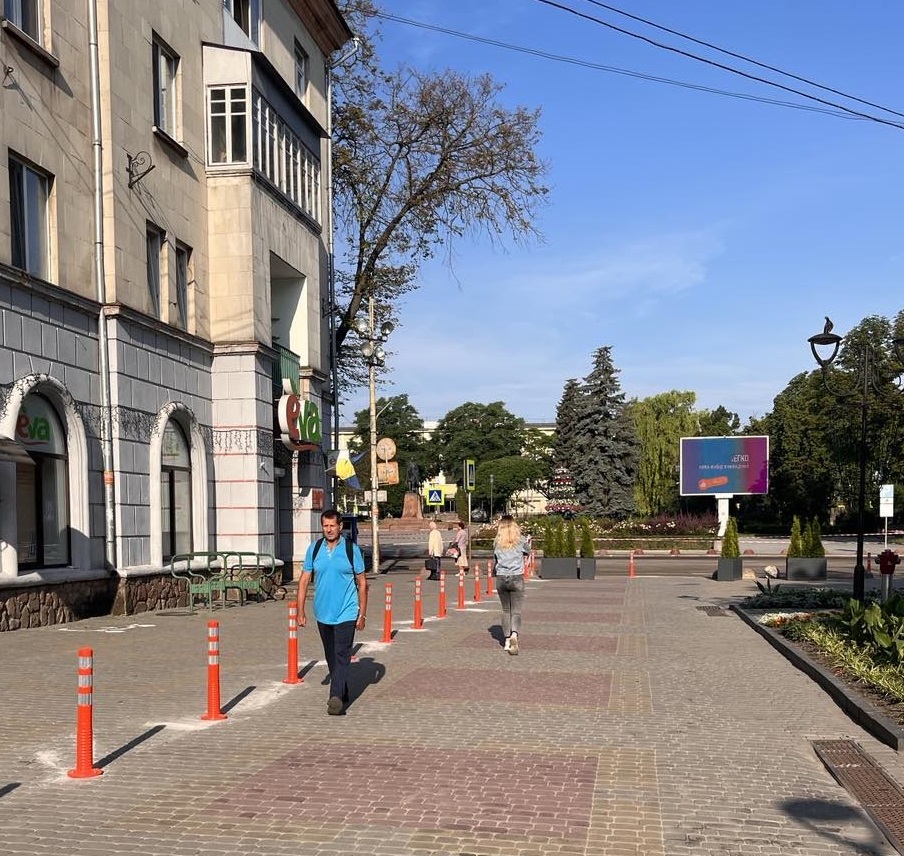 На просп. Степана Бандери триває влаштування верхнього шару асфальтобетонного покриття
