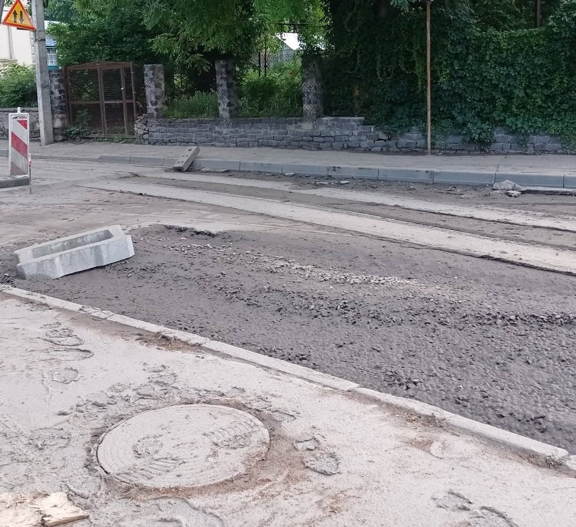 У Тернополі продовжуються роботи з поточного ремонту дорожнього покриття в різних мікрорайонах міста