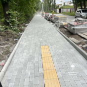 У Тернополі облаштовують безбар’єрний тротуар до дитячої лікарні на вул. Андрія Сахарова