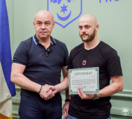 Міський голова Сергій Надал вручив сертифікат на квартиру звільненому з полону військовослужбовцю