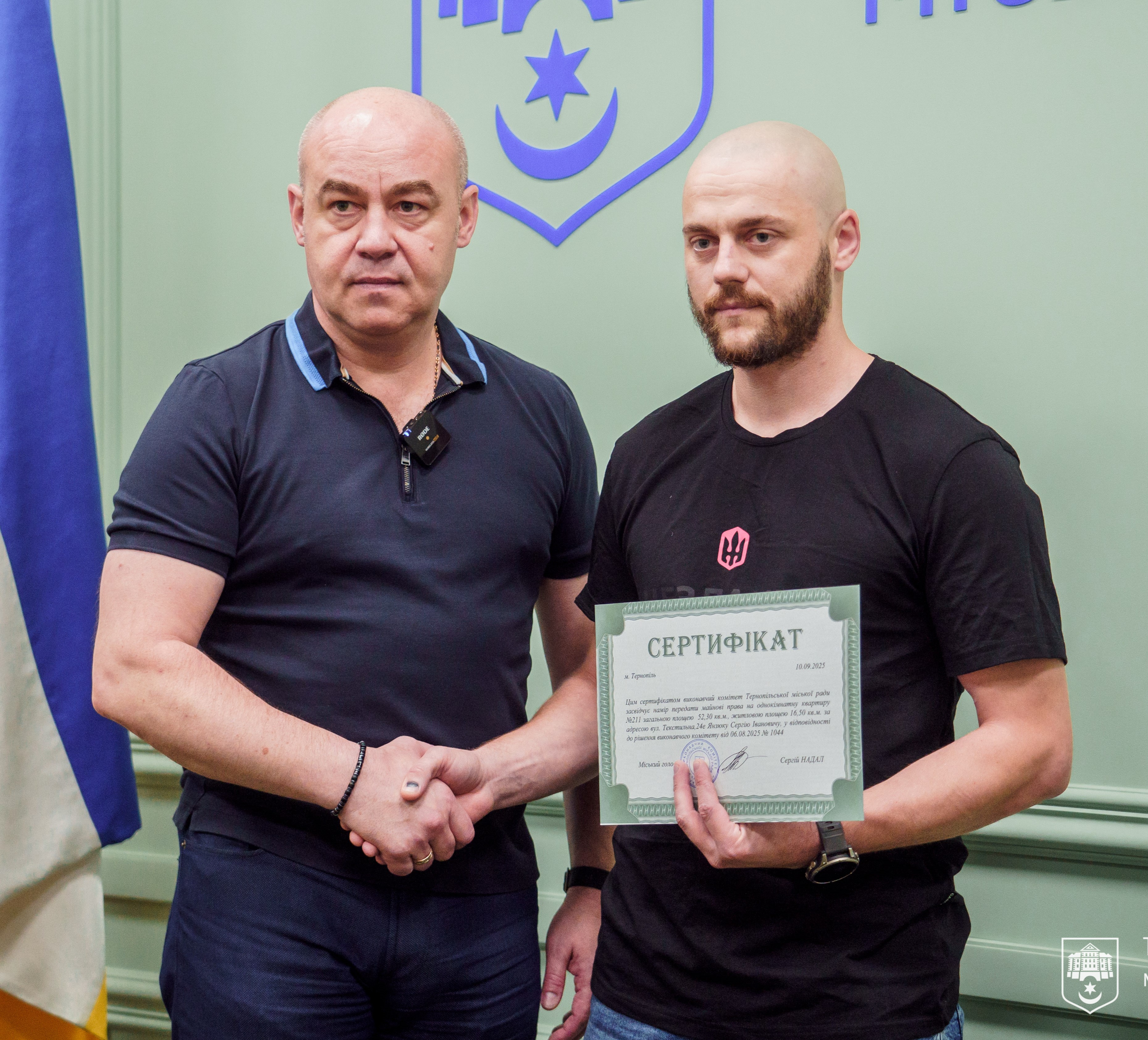 Міський голова Сергій Надал вручив сертифікат на квартиру звільненому з полону військовослужбовцю