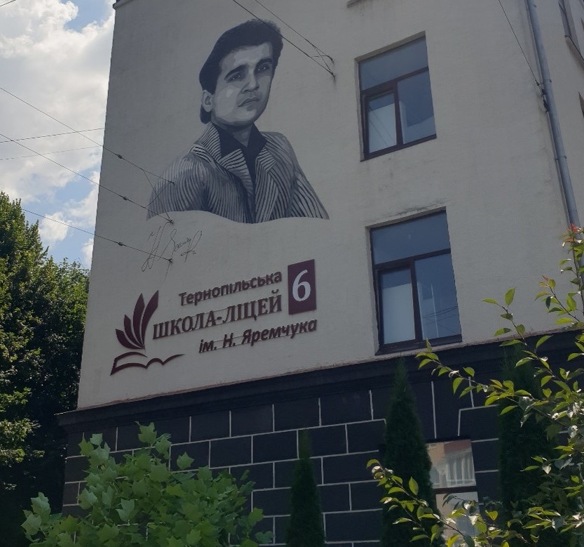 На фасаді школи №6 у Тернополі з’явився мурал, присвячений співаку Назарію Яремчуку