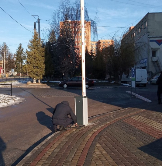 На вул. Тролейбусній у Тернополі демонтували технічний засіб регулювання дорожнього руху