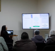 «Смартфон для батьків»: у Тернополі літніх людей навчають користуватися сучасними технологіями
